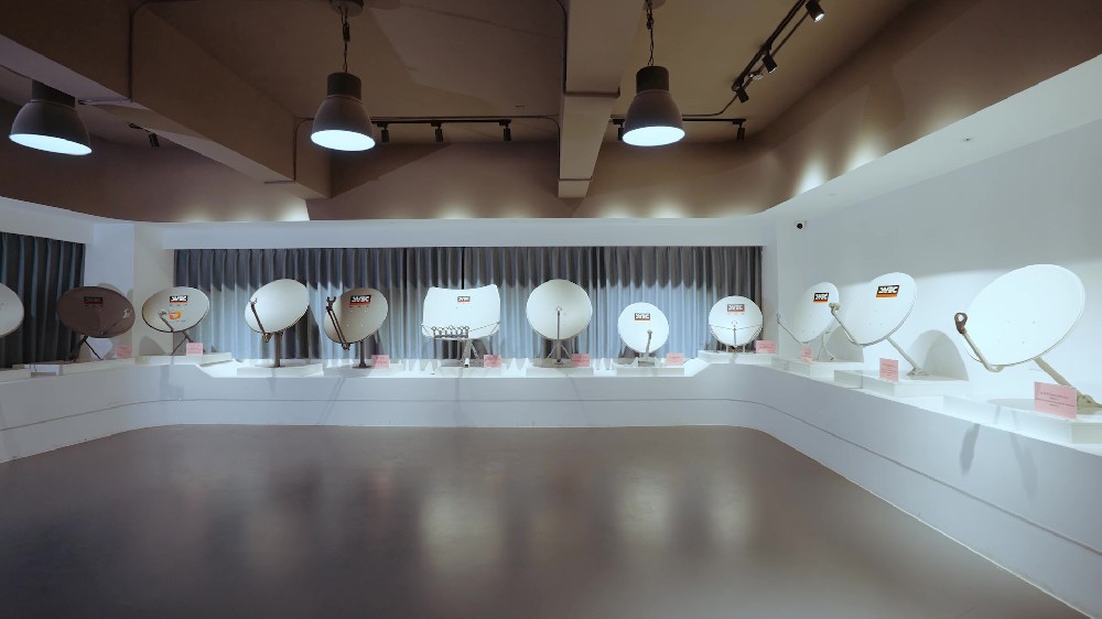 Serie de antenas satelitales de recepción y recepción únicas
